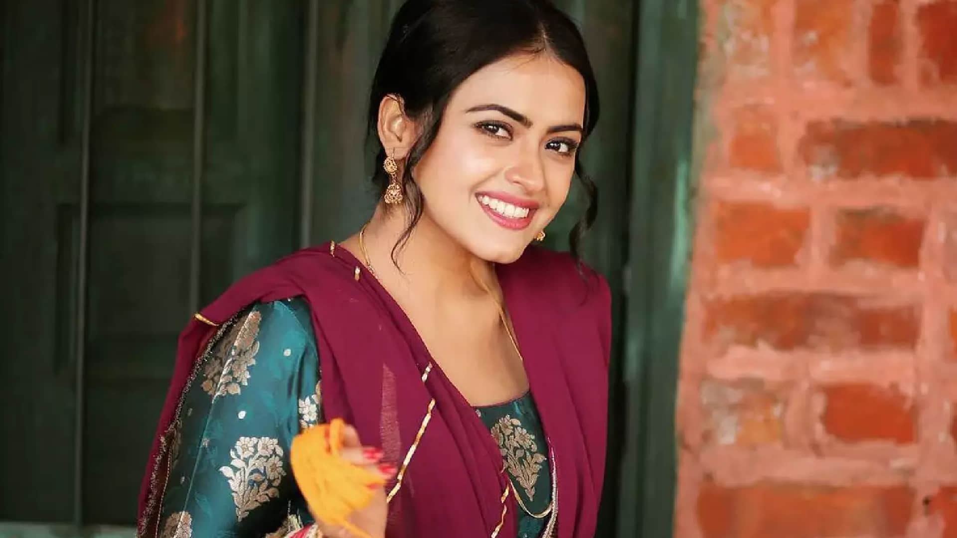 Prateik Babbar Punjabi Film Industry debut with Simi Chahal in Tere Bajjon music video, sung by Shreya Ghoshal