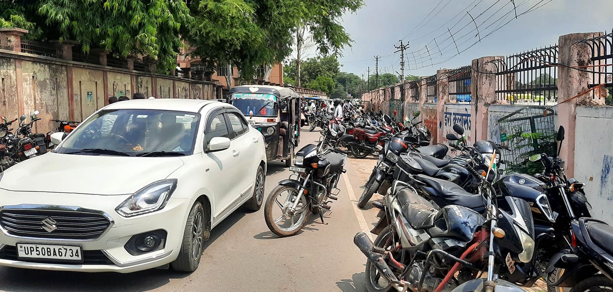 Illegal parking in the city leads to jam, even officers are not paying attention