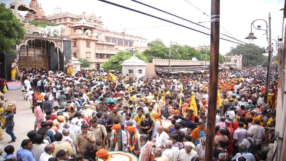 Janmashtami 2022 Devotees crowd in Mathura on Lord Krishna Janmashtami News in Hindi