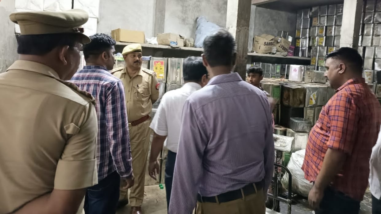 Sitapur recovered 200 container mixed oil, four arrested.