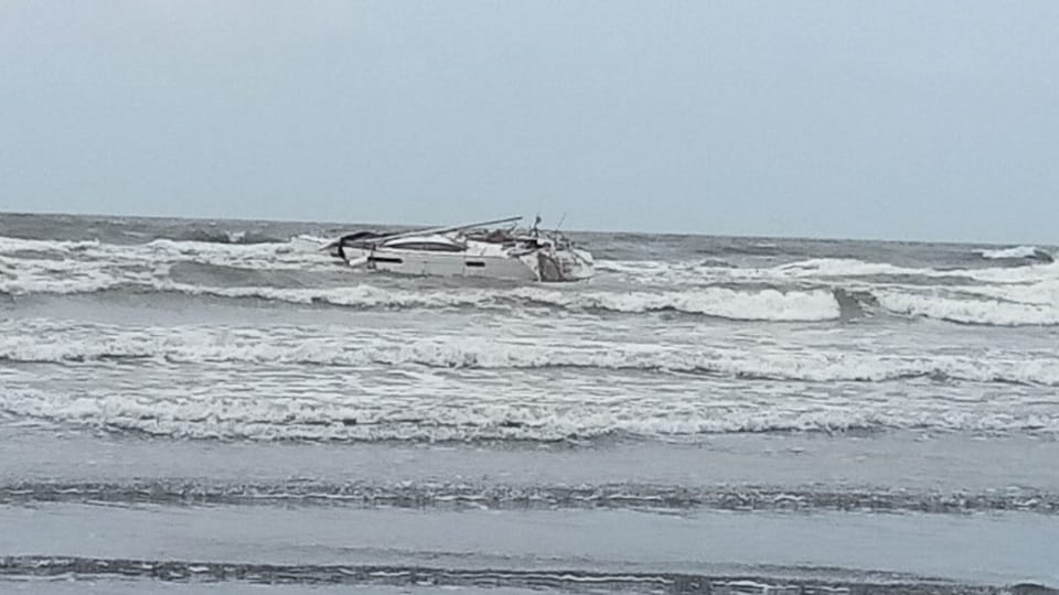 Maharashtra: suspected boat found abandoned in Raigad, high alert