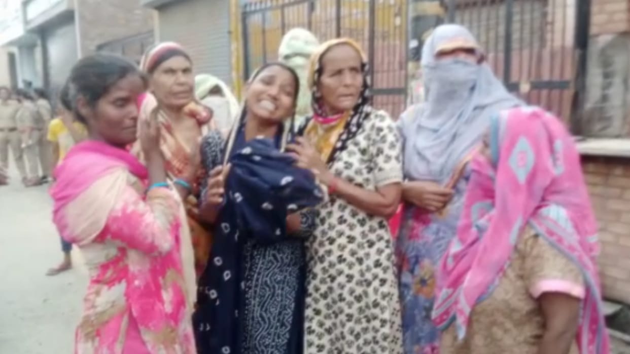 Woman sweeper dies after being crushed by pickup in Shamli, employees block the road