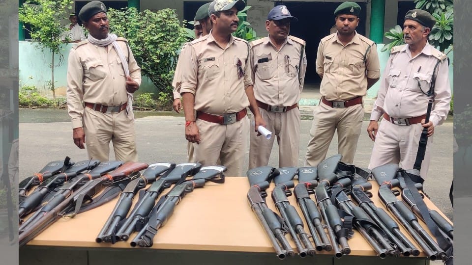 Gwalior: Forest workers protested by depositing weapons