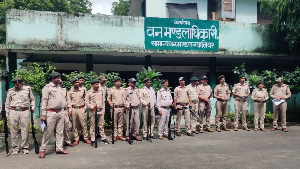 Gwalior: Forest workers protested by depositing weapons