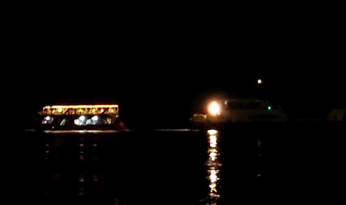 overload cruise Engine of failed in Ganga in varanasi  Tourists breath stuck
