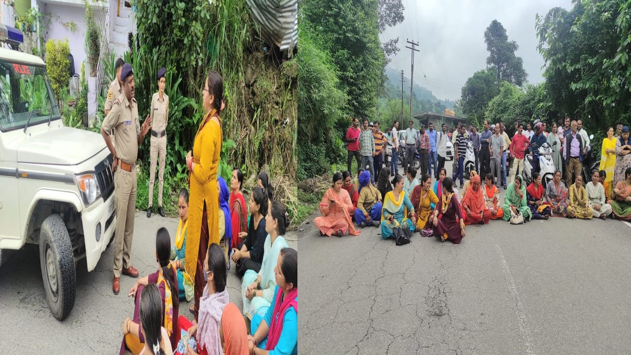 Women jammed the highway against the opening of sharab theka in  Jogindernagar