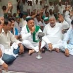 प्रदर्शन करते भाकियू कार्यकर्ता।
