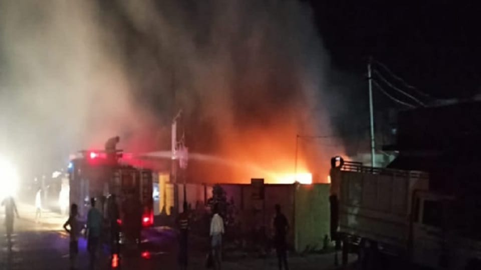 Sultanpur News : Fire in oxygen plant, five cylinders burst