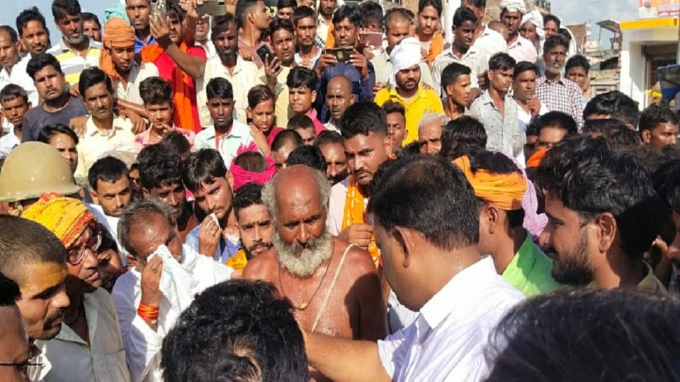 Sitapur News: Annoyed with police, Bajrang Dal workers read Hanuman Chalisa at the police station gate