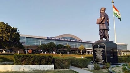 Varanasi: पांच घंटे लेट हुई गो एयरवेज की वाराणसी-अहमदाबाद फ्लाइट, एयरपोर्ट पर यात्रियों ने जमकर किया हंगामा Go Airways Varanasi Ahmedabad flight delayed by five hours passengers angry at airport