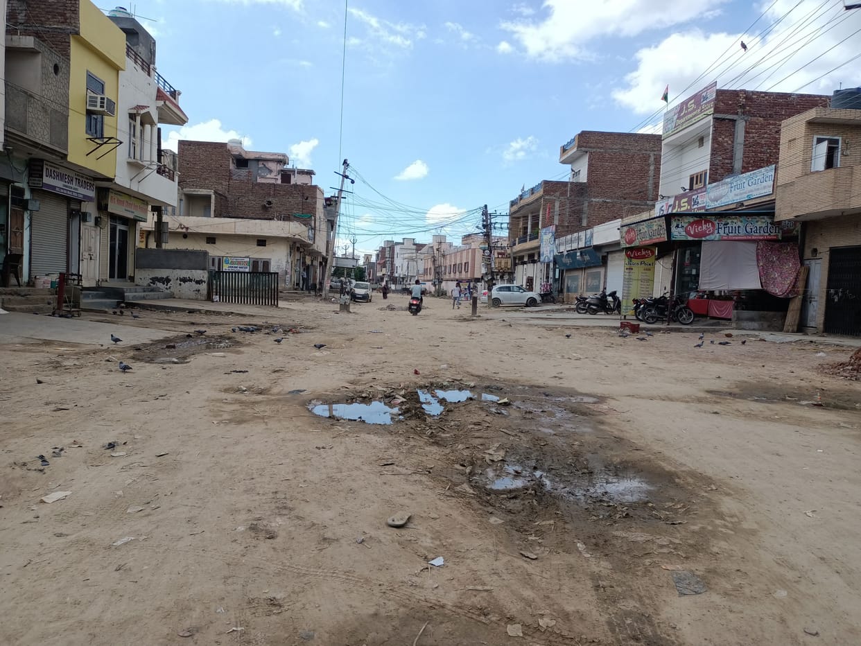 City's main and link roads turned into potholes after rains, dug main road also not repaired, EO issues notices to contractors