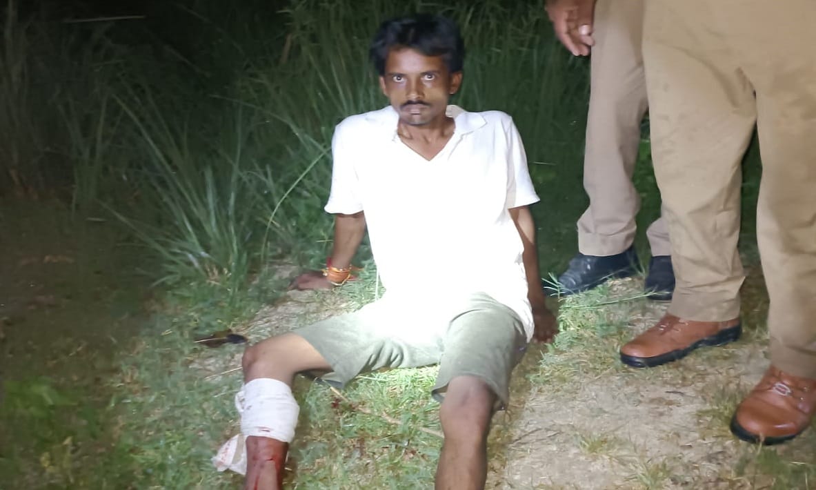 police Encounter in azamgarh father murder accused son injured