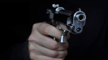 गोली मारी।