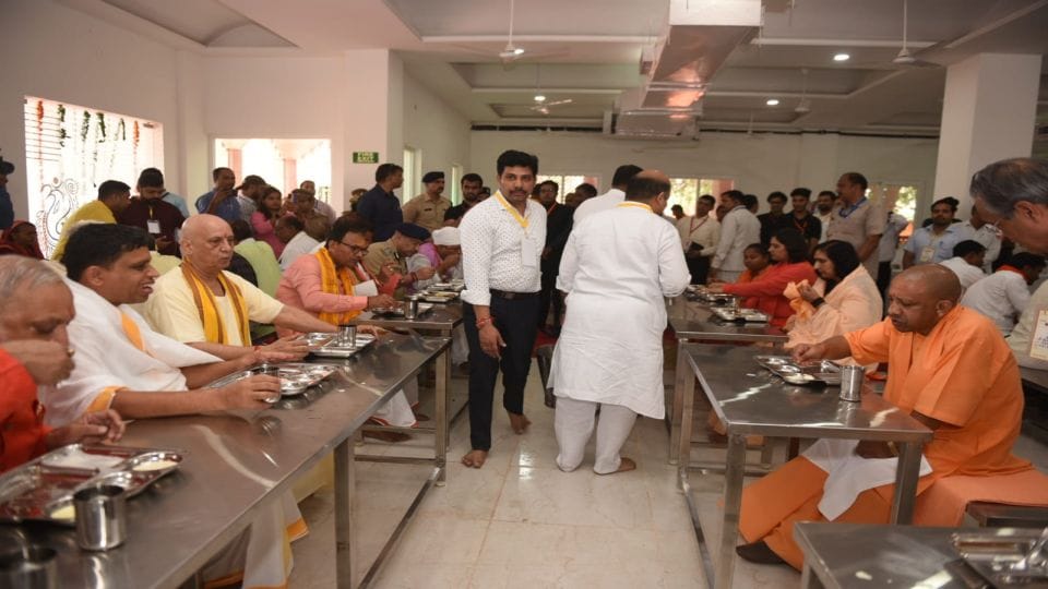 Janmashtmi Special CM Yogi Big Decision Annapurna Canteen Will Provide Free Food to Devotees in Mathura