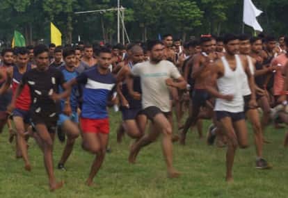 फतेहगढ़ स्थित राजपूत रेजिमेंट सेंटर के करियप्पा मैदान में दौड़ लगाते युवक। संवाद
