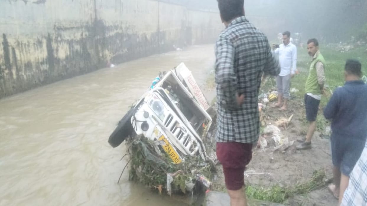 Himachal weather update, Heavy rain wreaks havoc, vehicles swept away in Chamba, 20 houses damaged, people str