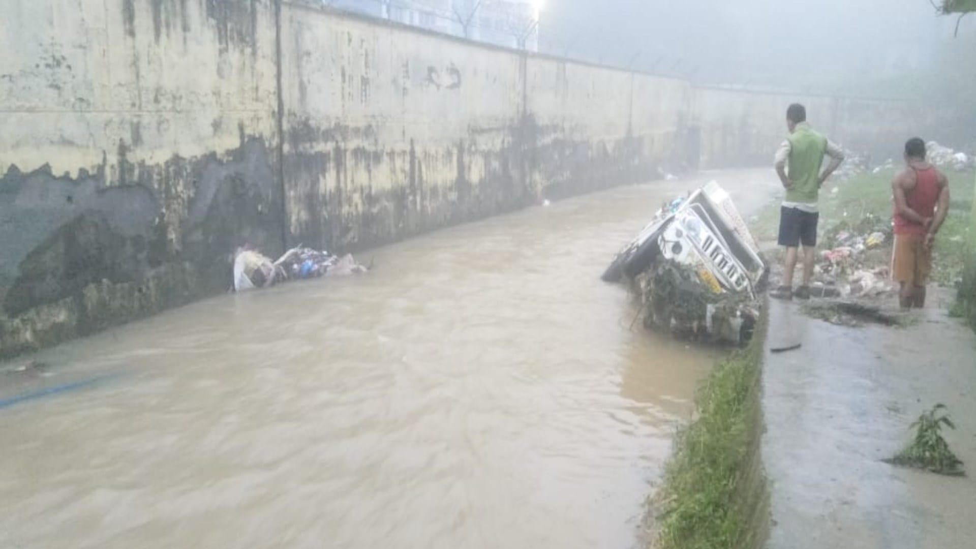 Himachal weather update, Heavy rain wreaks havoc, vehicles swept away in Chamba, 20 houses damaged, people str