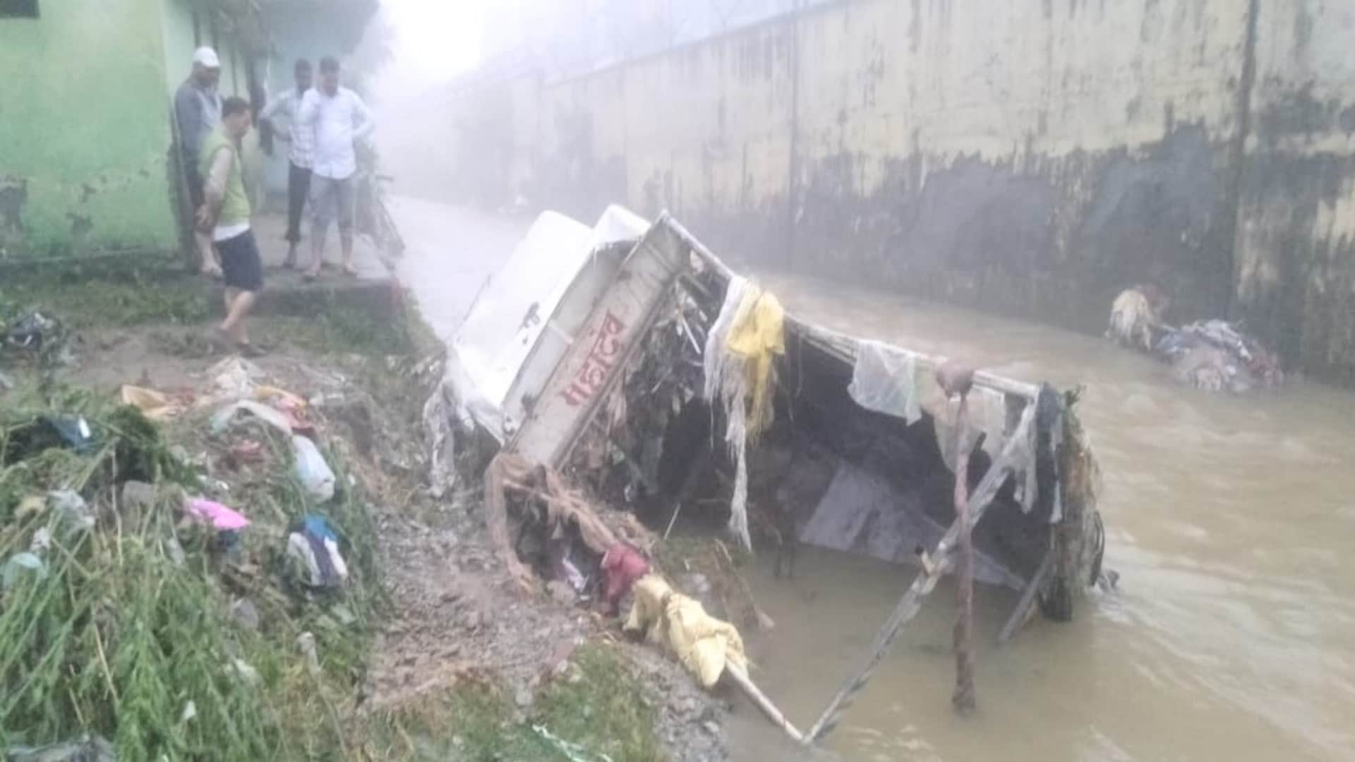 Himachal weather update, Heavy rain wreaks havoc, vehicles swept away in Chamba, 20 houses damaged, people str