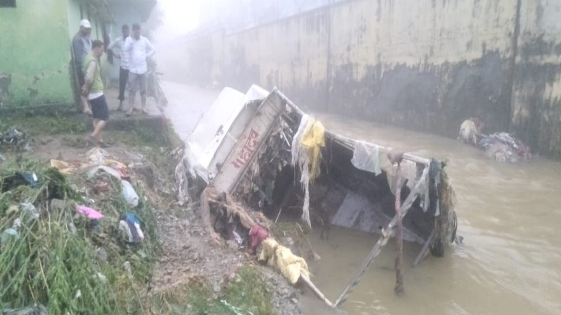 Himachal weather update, Heavy rain wreaks havoc, vehicles swept away in Chamba, 20 houses damaged, people str