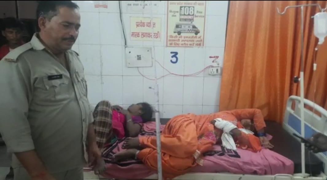 Hathras: A car full of devotees going to Vrindavan overturned, 15 people injured