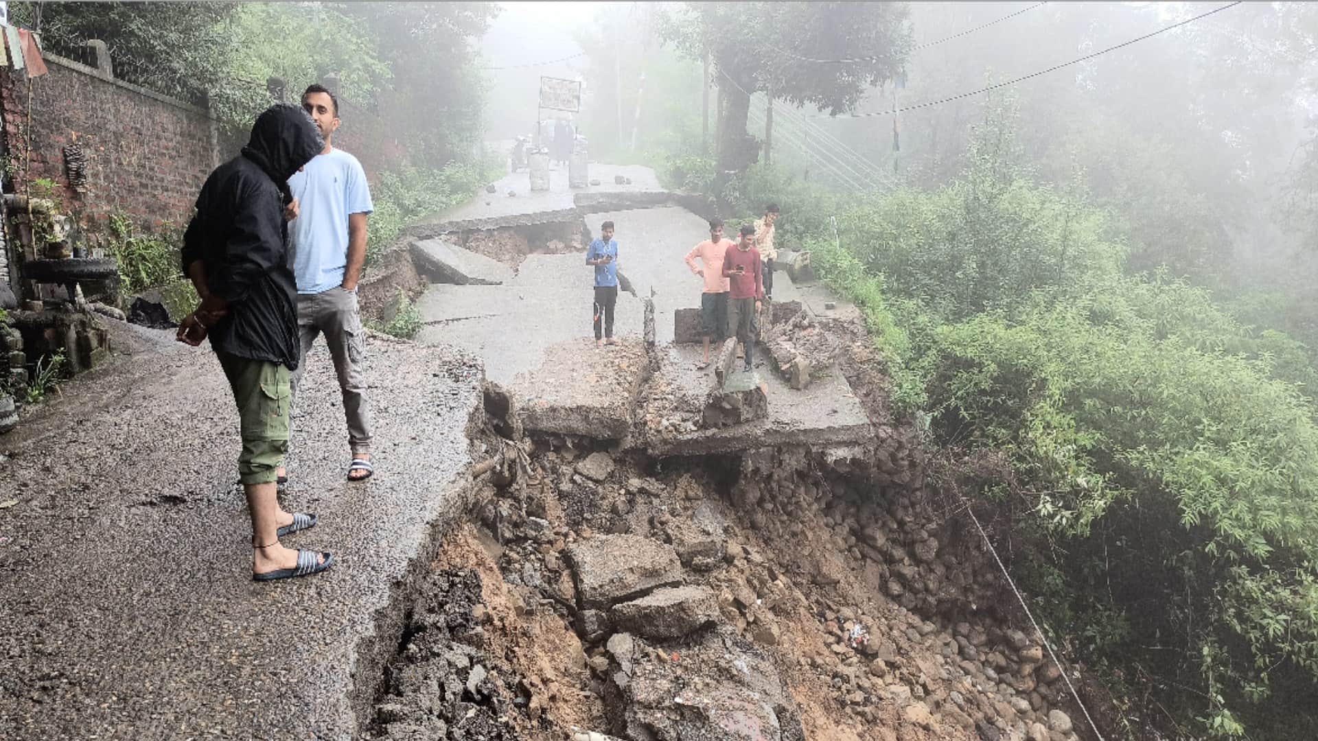 Himachal weather update, Heavy rain wreaks havoc, vehicles swept away in Chamba, 20 houses damaged, people str