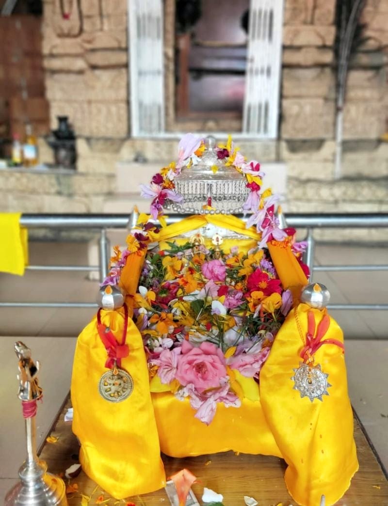 Janmashtami festival: Devotees offer prayers to temples