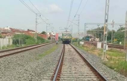 Cow collided with Shatabdi Express after escaping from goods train in Auraiya, route was disrupted for 40 min