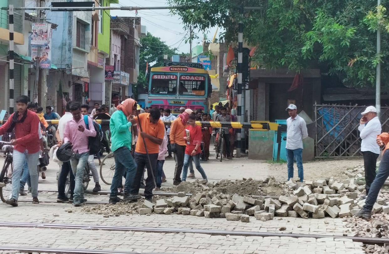 The crossing remained closed for two hours without notice, the passers-by remained upset