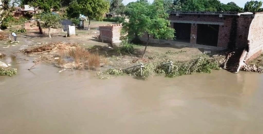 Barauna crisis- Ganga cut rapidly in the western area of the village worried villagers