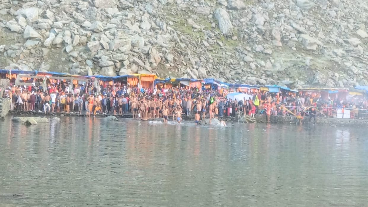 Manimahesh Yatra: Shiva devotees gathered for the small royal bath, 25 thousand took a holy dip in the holy Da