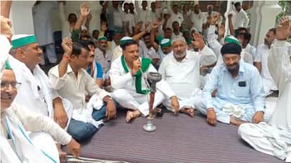 प्रदर्शन करते भाकियू कार्यकर्ता।