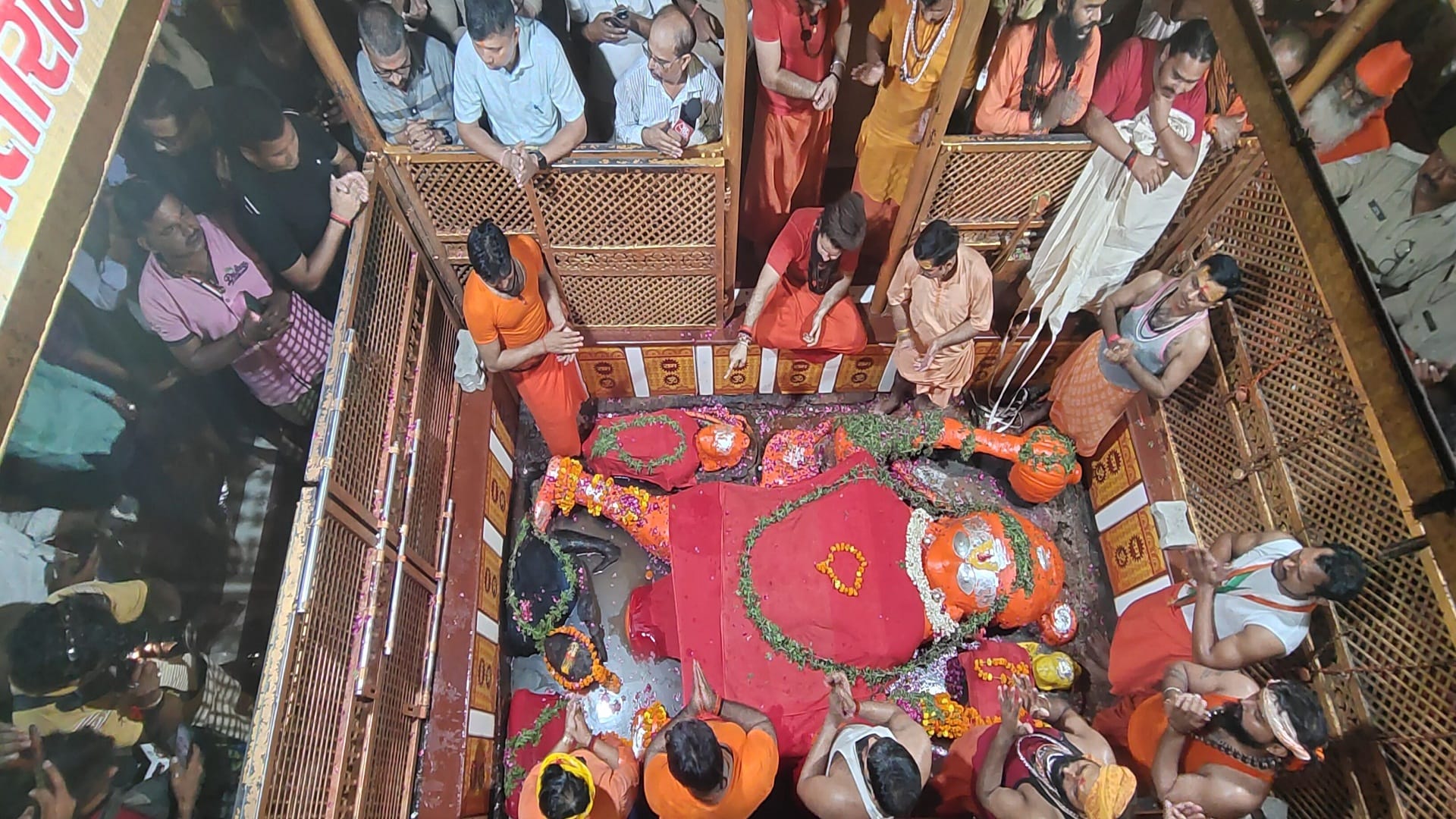 Maa Ganga bathed the Lete Hanuman Ji Prayagraj