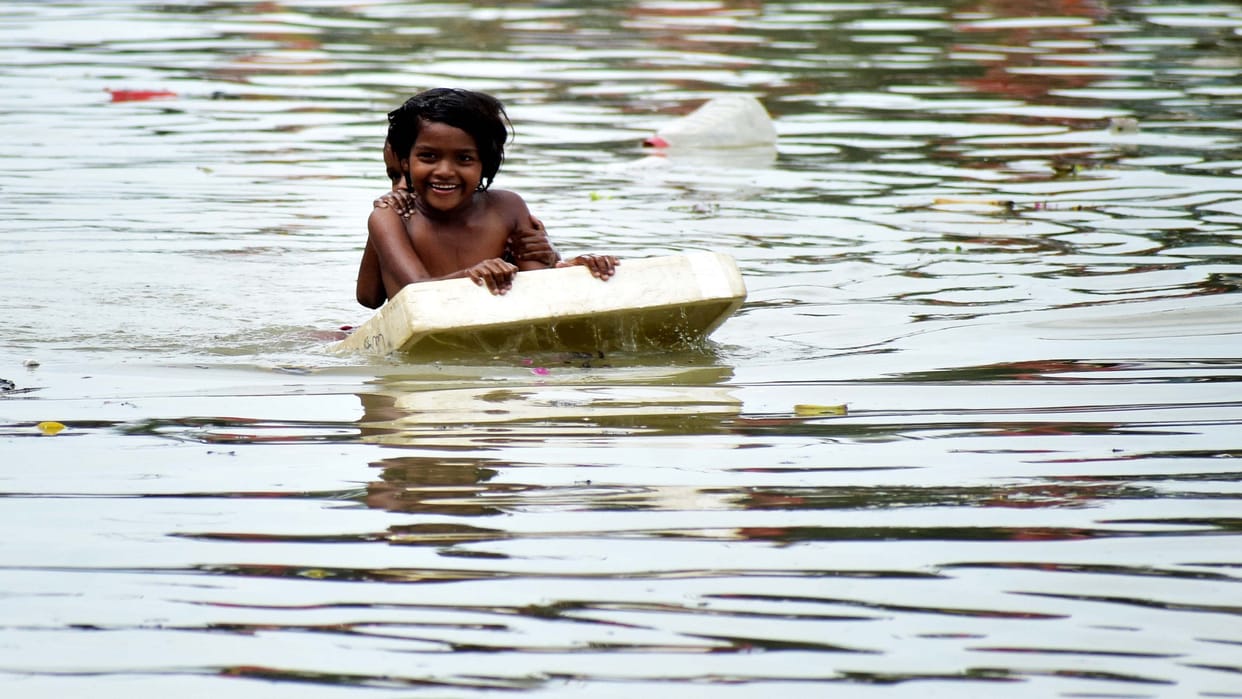 Ganga and Yamuna river water has started filling in the low-lying areas of Prayagraj, people started moving to