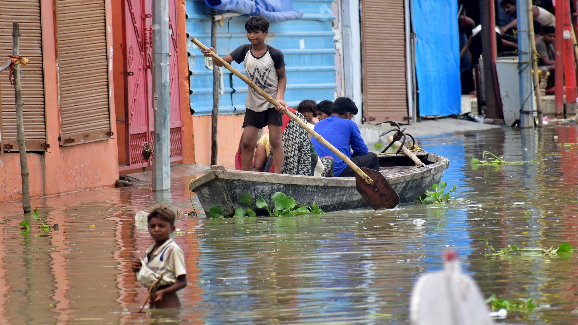 Ganga and Yamuna river water has started filling in the low-lying areas of Prayagraj, people started moving to