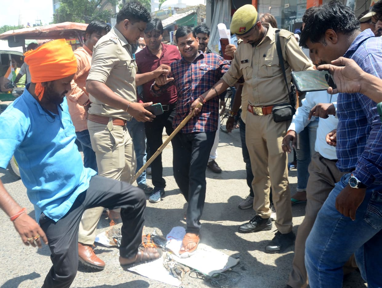 Aligarh: Rajasthan government's effigy burnt at Ramlila Maidan