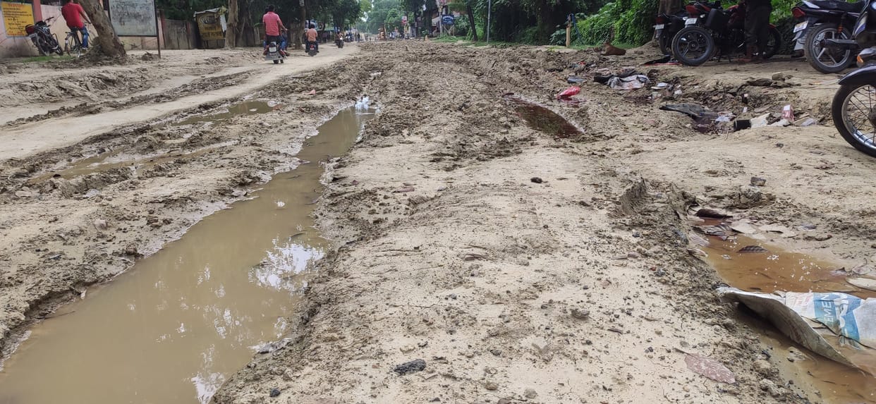 After laying the sewer line, the road left by pouring soil