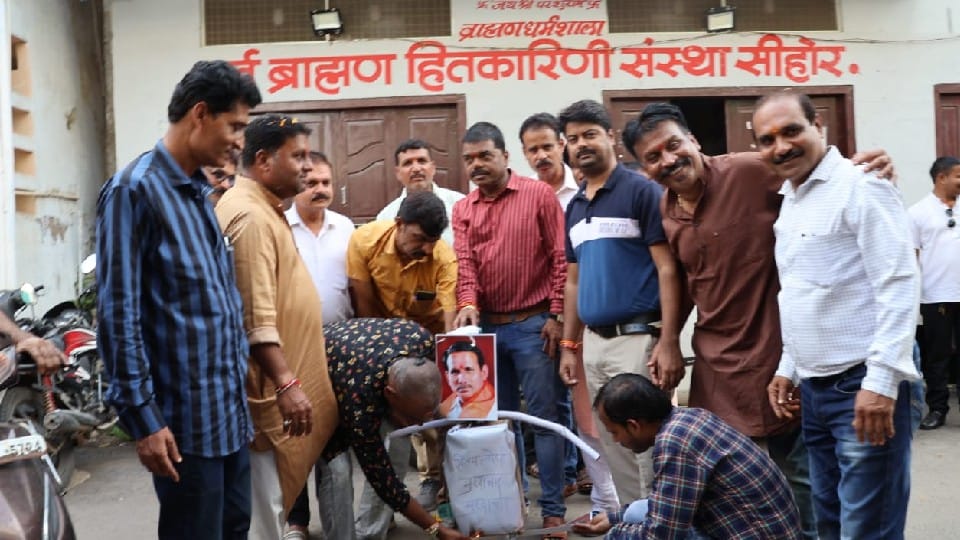 Sehore: Anger among Brahmins against Pritam Lodhi, effigy burnt in Sehore