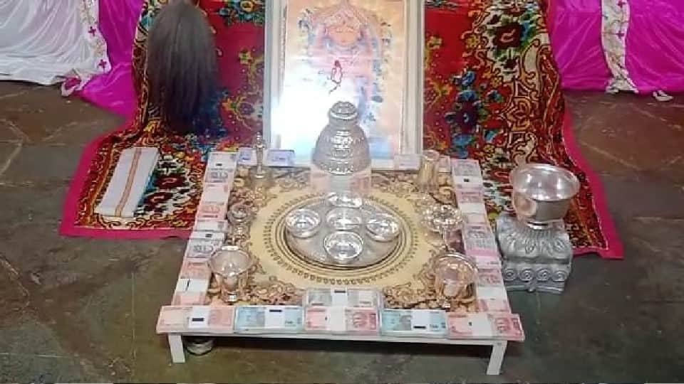 Janmashtami 2022: Shri Krishna's temple decorated with foreign currency in Shajapur