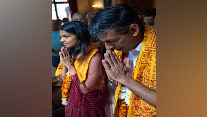 जन्माष्टमी पर्व पर लंदन के मंदिर में पूजा करते सुनक दंपती