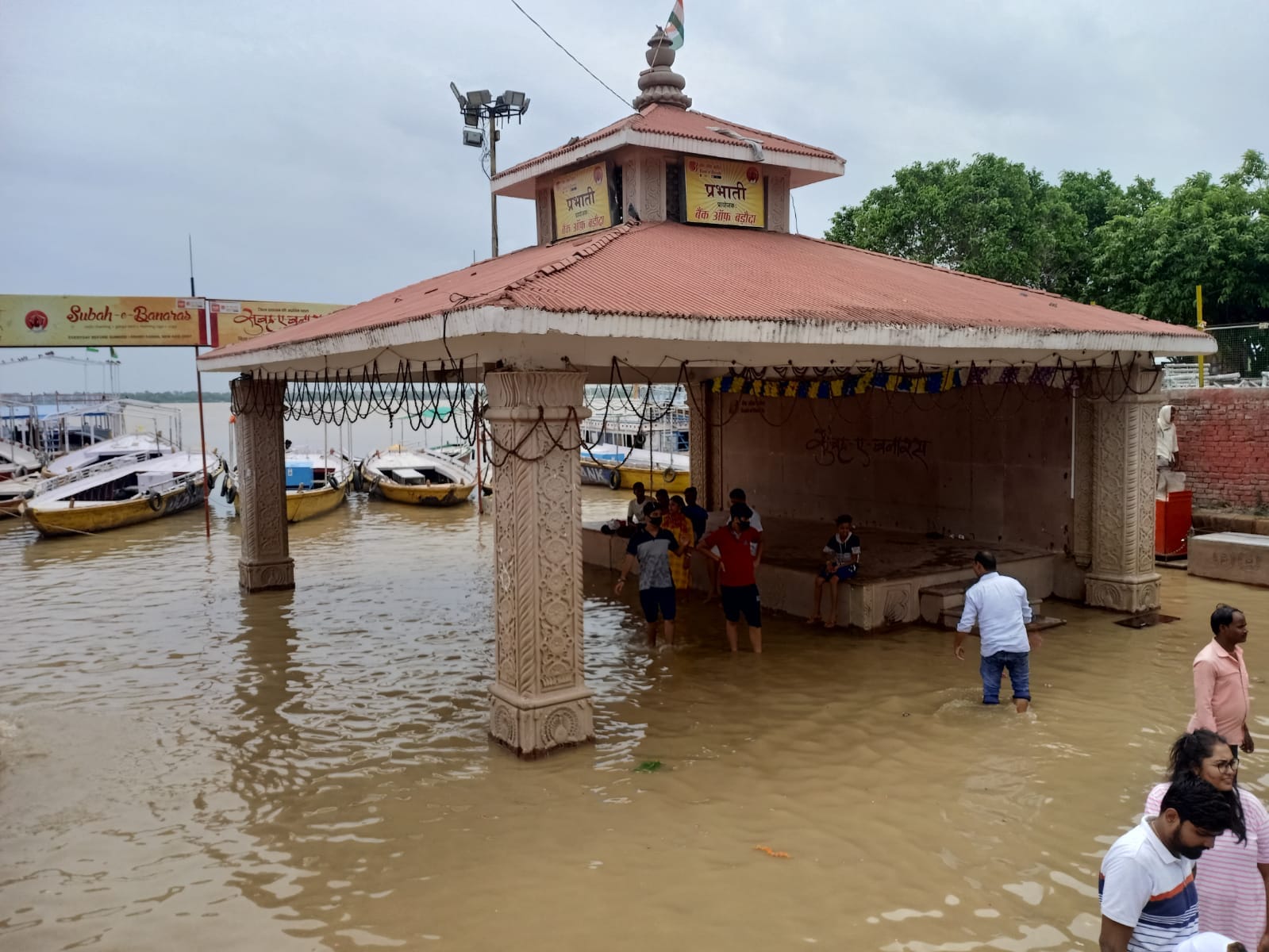 Ganga water level in varanasi Migration starts in Varuna paar long wait in creamation