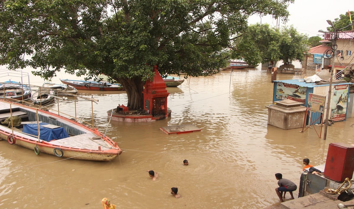 Ganga water level in varanasi Migration starts in Varuna paar long wait in creamation