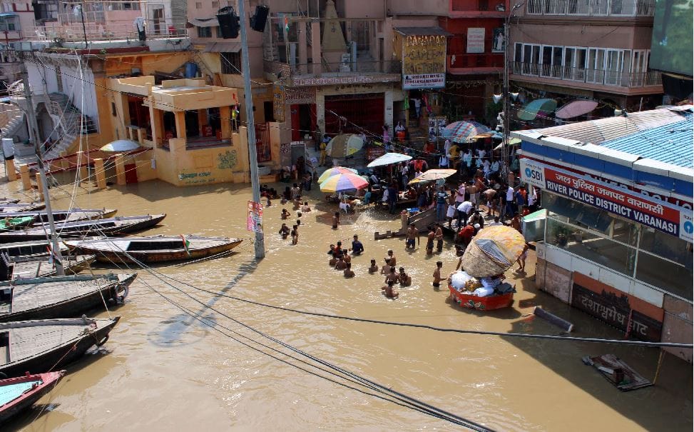 The difficulties of devotees and priests increased at the ghats after floods in varanasi