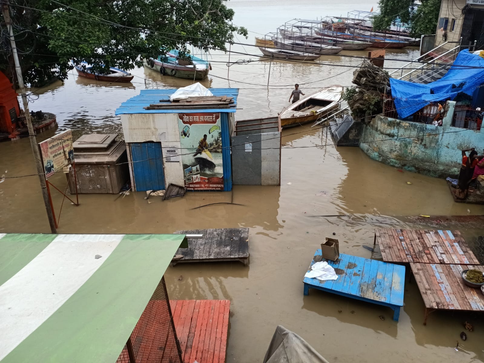 Ganga water level in varanasi Migration starts in Varuna paar long wait in creamation