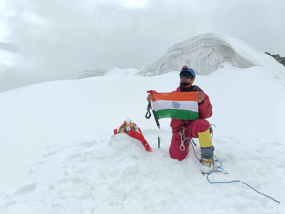Tiranga of Kashi hoisted on 21 thousand feet high peak of Kailash himalaya
