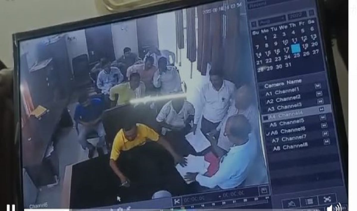 fight between xen and employees of irrigation department in varanasi