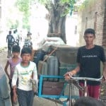 बाढ़ की आशंका में पलायन करते लोग