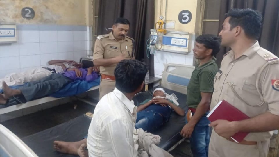Etah News : Roadways bus collided with a standing truck, 26 passengers injured