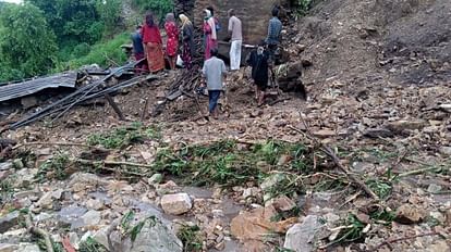 बादल फटने से मचा कोहराम: दो मकान जमींदोज, परिवार के सात लोग मलबे में दबे, दो शव बरामद, पांच लोगों की तलाश जारी - Cloudburst In Uttarakhand Newtehri Seven Members Of Family