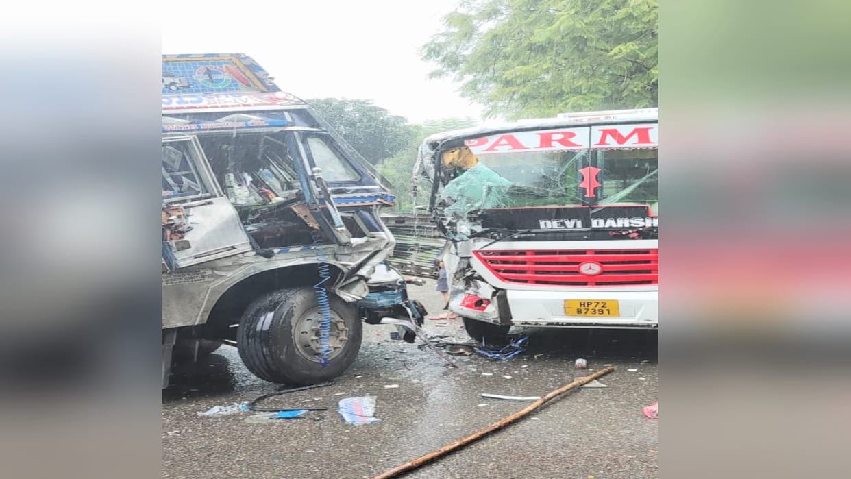 Private bus and oil tanker collide in sadwan kangra, many passengers injured