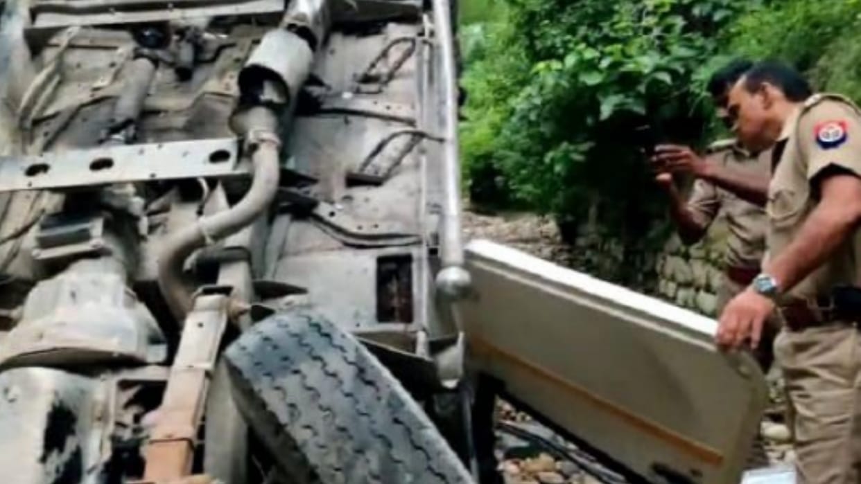 UP: Accident on Delhi-Yamnotri highway, apple-laden pickup falls into 25 feet deep gorge, driver dies